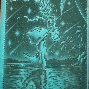 Puede incluir: Una carpeta con cremallera de color verde azulado que presenta una ilustración gráfica de una criatura sosteniendo una antorcha encendida junto al agua por la noche. Incluye palmeras, un cielo estrellado y el texto "vaultx" en relieve.
