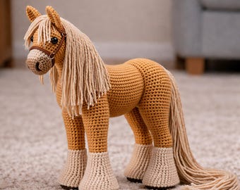 Modello realistico di cavallo all'uncinetto, cavallo marrone peloso all'uncinetto in formato PDF, animale di peluche in piedi • Modello di cavallo all'uncinetto fatto a mano