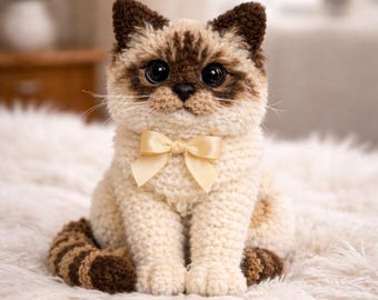 Schema per realizzare un gatto realistico all'uncinetto, gatta femmina marrone e bianca, tutorial amigurumi tigrato, guida completa fai da te in formato PDF scaricabile (inglese e tedesco).