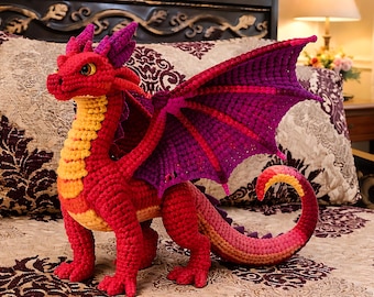 Schema per realizzare un drago amigurumi all'uncinetto, schema per drago all'uncinetto in formato PDF, multilingue, ali e corna dettagliate, livello avanzato.