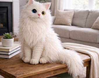 Schema per realizzare un gatto realistico all'uncinetto, un simpatico gatto amigurumi all'uncinetto, uno schema per un peluche, adatto ai principianti, un gatto soriano in piedi in peluche.