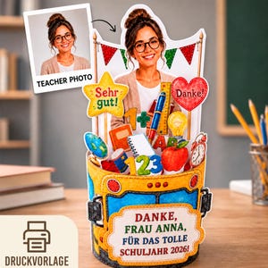 Könnte beinhalten: Eine personalisierte Lehrer-Dankeskarte mit einem Aufsteller einer Person mit Brille, einer Schulbus-Basis und verschiedenen Schulmotiven wie Globus, Apfel und Zahlen. Der Text lautet "Sehr gut!", "Danke!" und "DANKE, FRAU ANNA, FÜR DAS TOLLE SCHULJAHR 2026!".