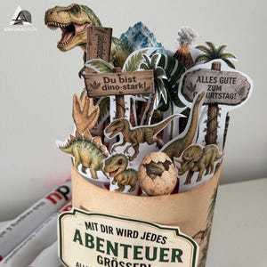 Selbstgemachtes Dino Geschenk mit Schokolade, Vulkan, Palmen und kleinen Dinosauriern