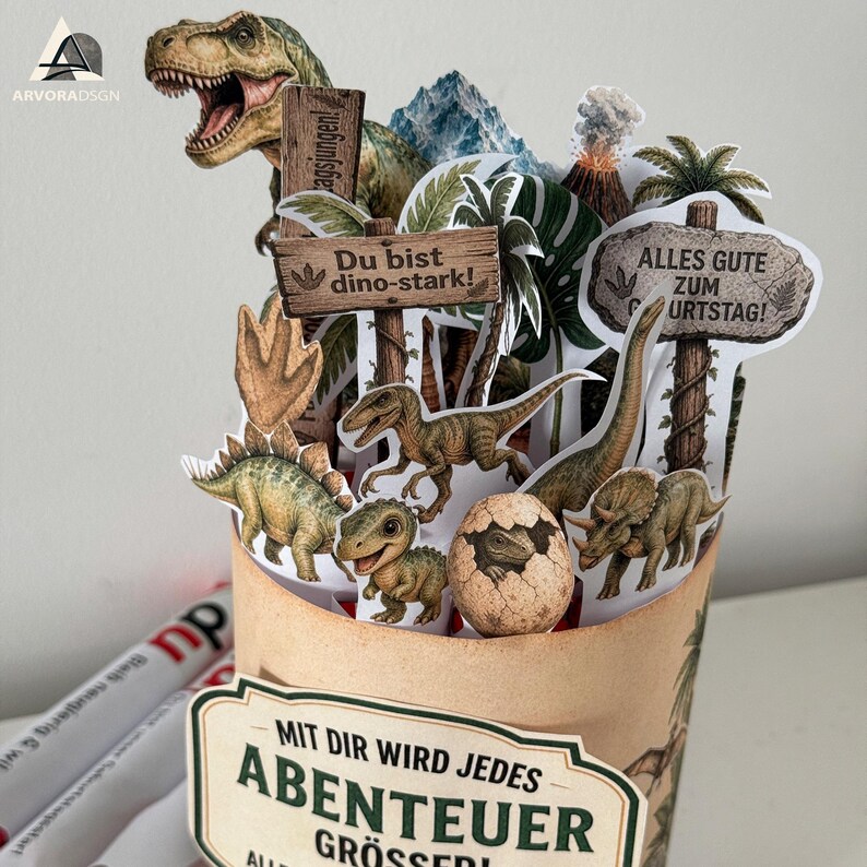 Selbstgemachtes Dino Geschenk mit Schokolade, Vulkan, Palmen und kleinen Dinosauriern