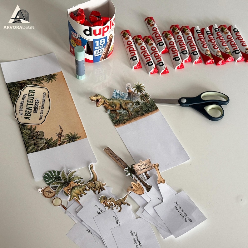 Kindergeburtstag Dino Geschenkidee mit Duplo Wrappern und Abenteuer Design