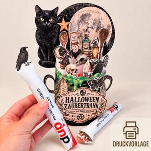 Könnte beinhalten: Ein dekorativer Papieraufsteller mit schwarzer Katze, Vollmond und einem Kessel voller magischer Gegenstände wie Totenköpfen, Zaubertränken und einem Besen. Das Etikett vorne zeigt HALLOWEEN ZAUBERTRANK. Zwei weiße Stangen liegen im Vordergrund.