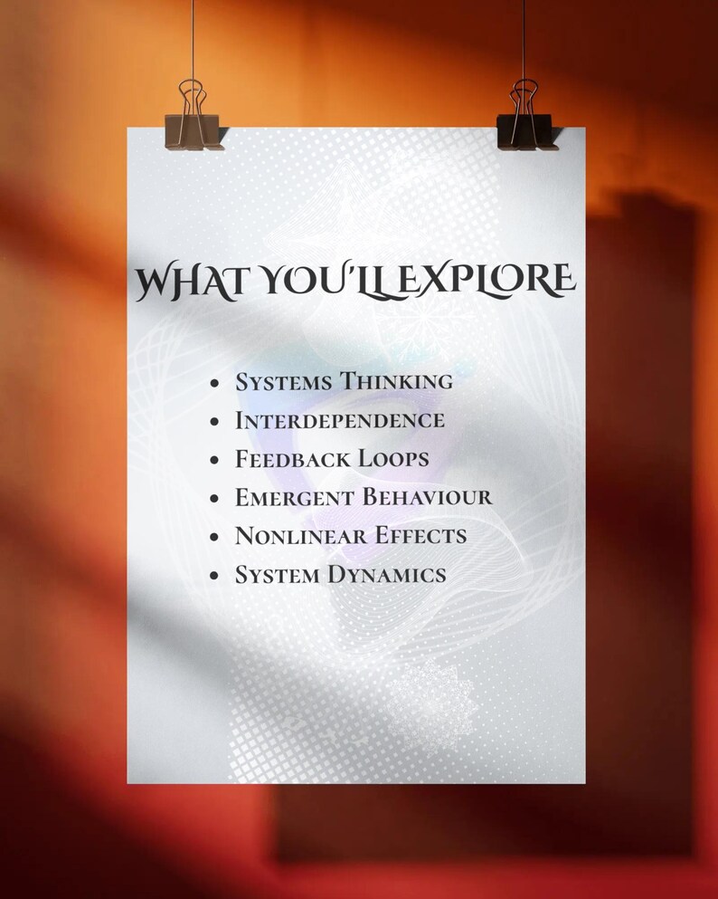 Op de afbeelding: Een witte rechthoekige poster die aan twee zwarte metalen clips hangt. De tekst luidt WHAT YOU'LL EXPLORE, gevolgd door een opsomming: Systems Thinking, Interdependence, Feedback Loops, Emergent Behaviour, Nonlinear Effects, System Dynamics.
