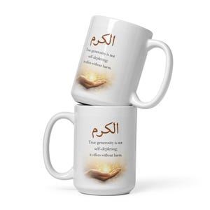 Peut inclure: Deux mugs en céramique blancs empilés. Chaque mug présente de la calligraphie arabe et le texte anglais : « La vraie générosité ne s'épuise pas ; elle offre sans nuire. » Une main tient une lumière brillante.