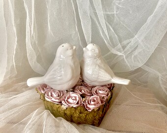 Love Birds figurines ,  Vintage white birds salt and pepper shakers, white doves salt and pepper shakers, wedding decor