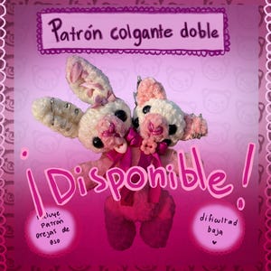 Könnte beinhalten: Ein doppelkopf Plüschtier, ein Hase und ein Ferkel, in Weiß und Rosa, mit schwarzen Augen und rosa Schleifen. Der Text "Patrón colgante doble" und "Disponible!" sind sichtbar. Enthält "orejas de oso" und "dificultad baja".