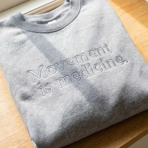 Movement Is Medicine grijze geborduurde ronde hals afbeelding 1