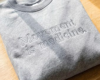 Movement Is Medicine Szary haftowany okrągły dekolt