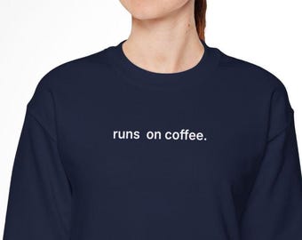 Sudadera Runs on Coffee - Sudadera de cuello redondo para profesionales médicos