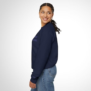 Il movimento è medicina - Maglia girocollo blu navy ricamata immagine 3
