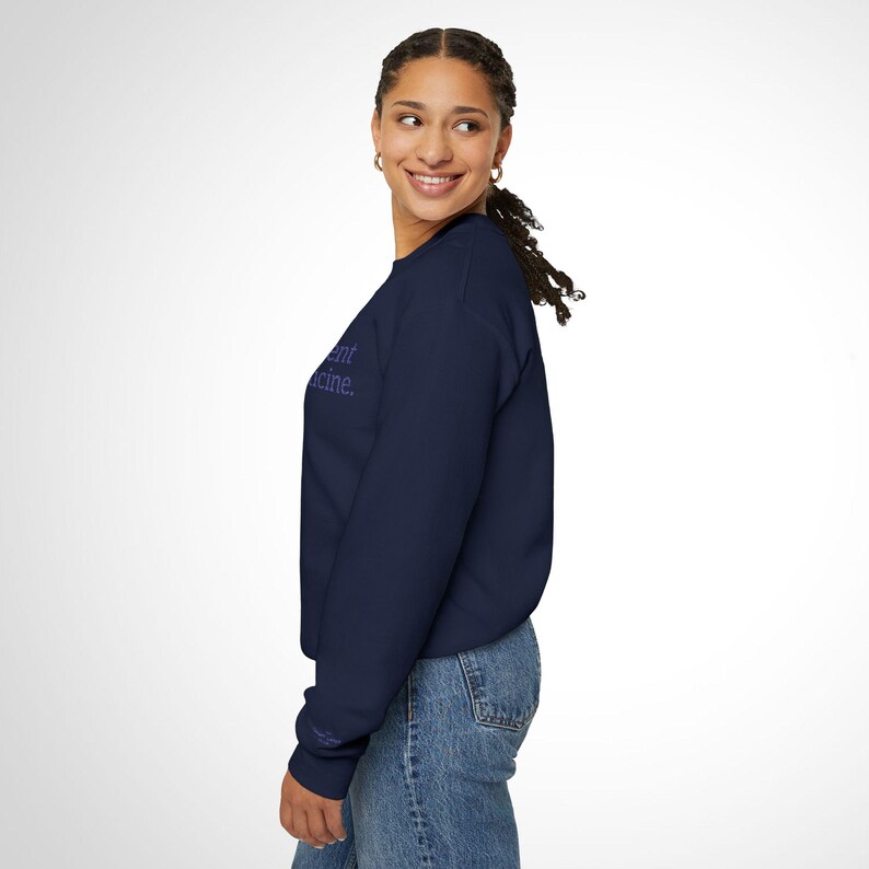 Il movimento è medicina - Maglia girocollo blu navy ricamata immagine 3