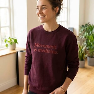 Movement Is Medicine Bordowy haftowany sweter z okrągłym dekoltem zdjęcie 1