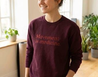 El movimiento es medicina. Sudadera de cuello redondo bordada color granate.