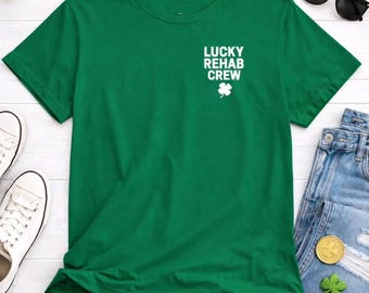 Camiseta Lucky Rehab Crew - Camiseta de terapeuta con trébol de cuatro hojas para el Día de San Patricio
