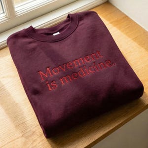 Movement Is Medicine Bordowy haftowany sweter z okrągłym dekoltem zdjęcie 2
