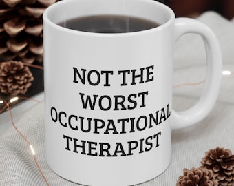 Taza "No es la peor terapeuta ocupacional", 325 ml, personalizada / Taza de café para terapeutas ocupacionales
