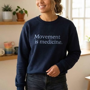 Il movimento è medicina - Maglia girocollo blu navy ricamata immagine 1