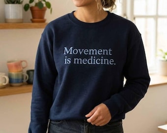 El movimiento es medicina. Sudadera de cuello redondo bordada en azul marino.