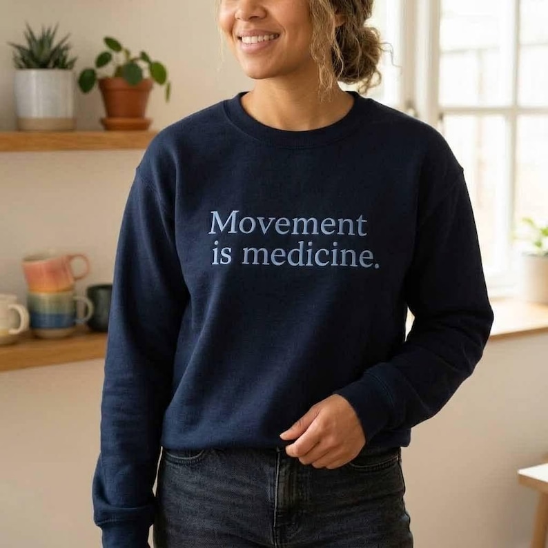Il movimento è medicina - Maglia girocollo blu navy ricamata immagine 1