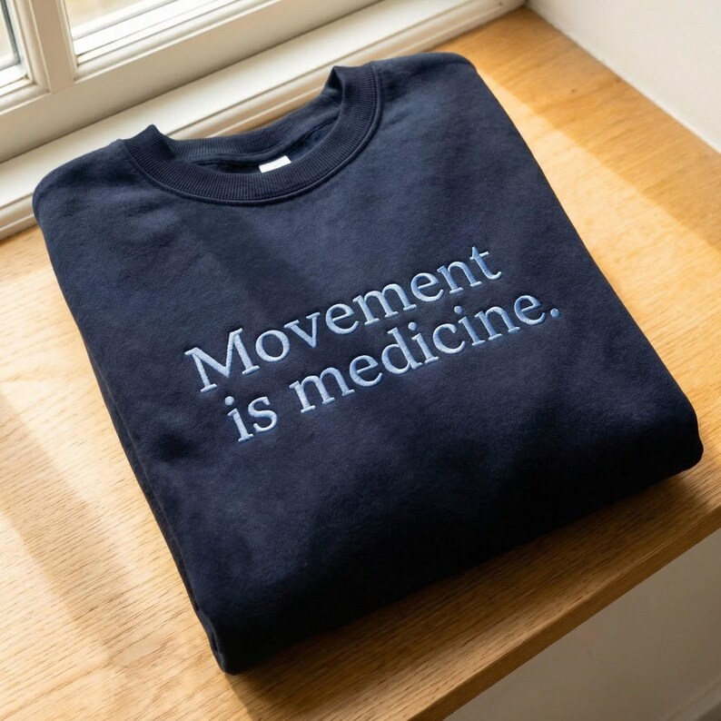 Il movimento è medicina - Maglia girocollo blu navy ricamata immagine 2