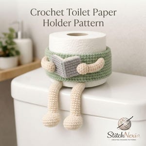 Puede incluir: Un portarrollos de papel higiénico tejido a ganchillo con forma de personaje leyendo un libro. El soporte es verde con brazos y piernas beige, y un libro gris. El texto "Crochet Toilet Paper Holder Pattern" está en la parte superior.