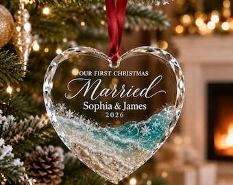 Weihnachtsschmuck in Herzform aus Glas für ein verheiratetes Paar, personalisierter Strandhochzeitsschmuck, individuelles Weihnachtsandenken für Paare, Küstenhochzeit 2026