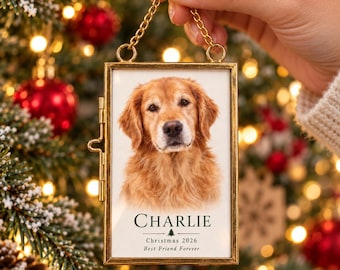 Könnte beinhalten: Ein rechteckiger goldfarbener Metallrahmen als Ornament mit dem Porträt eines Golden Retrievers. Unter dem Hund steht der Text CHARLIE, Christmas 2026 und Best Friend Forever, mit einem kleinen grünen Baum-Symbol zwischen Name und Datum.