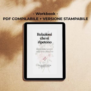 Può includere: Un quaderno digitale su un tablet con il titolo "Relazioni che si ripetono" e il testo "Perché finisci sempre nella stessa situazione". Il quaderno è su una superficie marrone chiaro.