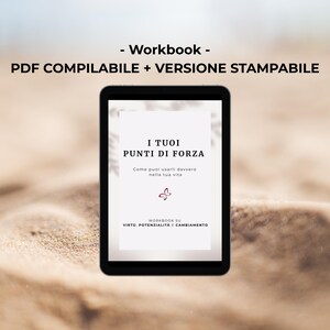 Puede incluir: Una tableta negra muestra un cuaderno de trabajo italiano titulado "I TUOI PUNTI DI FORZA", con el texto "Come puoi usarli davvero nella tua vita" debajo. El cuaderno de trabajo también incluye el texto "WORKBOOK SU VIRTU, POTENZIALITA E CAMBIAMENTO".