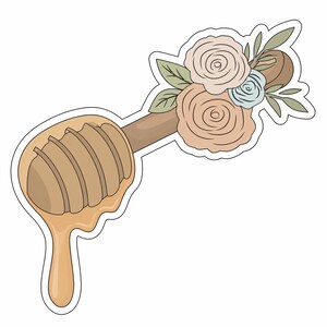 Könnte beinhalten: Ein Aufkleber mit einem Honiglöffel mit tropfendem Honig und einem Blumenarrangement. Der Löffel ist hellbraun mit einem Spiraldesign, und der Honig ist goldfarben. Die Blumen sind pfirsichfarben und blau mit grünen Blättern.