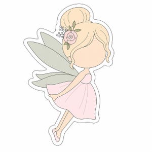 以下が含まれることがあります： 金髪、ピンクのドレス、灰色の羽を持つ妖精の漫画イラスト。妖精は髪に花を咲かせ、ピンクのバレエシューズを履いています。画像には白いアウトラインがあります。