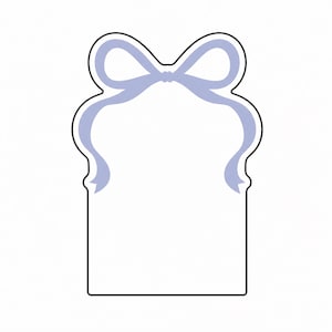 Puede incluir: Una etiqueta de regalo blanca con un diseño de lazo de cinta azul claro. La etiqueta tiene forma rectangular con bordes redondeados y un contorno negro. Las cintas del lazo caen por los lados.