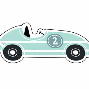 Peut inclure: Autocollant de voiture de course vintage bleu clair avec des rayures blanches et des roues noires. La voiture porte le numéro 2 sur le côté. Fond blanc.