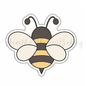 Pode incluir: Cortador de biscoitos em forma de abelha com corpo listrado em preto e amarelo, asas creme e antenas pretas. O cortador tem um design simples, perfeito para assar guloseimas temáticas.