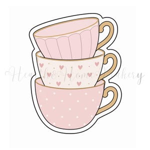 Può includere: Una pila di tre tazze da tè rosa con manici e bordi dorati. La tazza superiore ha un design a coste, la tazza centrale ha motivi a cuore e a pois, e la tazza inferiore ha un motivo a pois. Le tazze sono delineate in nero.