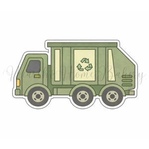 Może przedstawiać: Zielona wykrawaczka do ciastek w kształcie śmieciarki z symbolem recyklingu z boku. Samochód ma trzy koła i prostokątny korpus. Tekst "Heather's Home Bakery" znajduje się w tle.