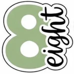 Può includere: Un adesivo fustellato con il numero 8 in verde chiaro con cerchi bianchi e un contorno nero. La parola "Eight" è scritta in corsivo nero.