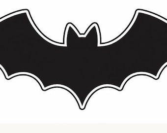 Può includere: Una sagoma di pipistrello nera con un contorno bianco, caratterizzata da orecchie a punta e ali larghe e smerlate. Il design è simmetrico e mostra una forma centrale nera solida con un bordo bianco netto che circonda l'intera figura.