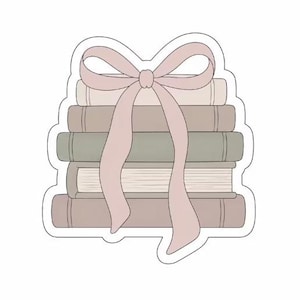 Può includere: Una pila di cinque libri in tonalità tenui di beige, tortora e verde salvia, legati insieme da un grande fiocco di nastro rosa pallido. L'illustrazione presenta contorni neri netti e un bordo bianco, creando un design grafico in stile adesivo.