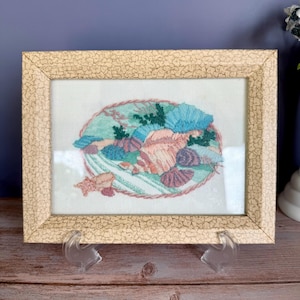 Ingelijste schelpnaaldpunt, cottagecore kunst aan de muur, Grandmacore kustdecor, handgemaakt vintage borduurwerk, 8,5 x 6,5 inch