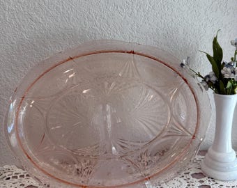 Piatto da portata ovale in vetro rosa Hazel Atlas, modello Royal Lace, con bordo smerlato e decorazione floreale, da 33 cm.