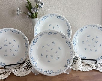 Conjunto de 4 pratos de salada Corelle Provincial Blue, 18 cm (7 polegadas), em vidro Vitrelle com estampa floral.
