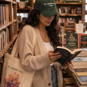 Un Capítulo Más Hat | Spanish Book Lover Cap | Bilingual Reader Gift
