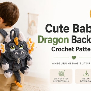 Op de afbeelding: Een grijze gehaakte drakenrugzak met oranje en witte accenten wordt door een kind gedragen. De rugzak heeft een ritssluiting en een drakengezicht. De tekst op de afbeelding luidt "Cute Baby Dragon Backpack Crochet Pattern".