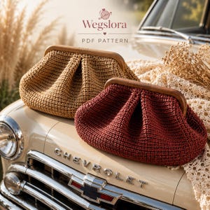 Puede incluir: Dos bolsos de mano de ganchillo hechos a mano con marcos de madera. Uno es de color beige, el otro burdeos. Los bolsos se exhiben en el capó de un coche Chevrolet vintage. El texto "Wegslora PDF PATTERN" es visible.
