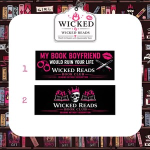 Könnte beinhalten: Zwei rechteckige schwarze Aufkleber mit rosa und weißem Text und Grafiken. Aufkleber 1 zeigt den Text MY BOOK BOYFRIEND WOULD RUIN YOUR LIFE, rosa Handschellen, einen rosa Lippenabdruck und zwei gekreuzte Messer. Aufkleber 2 zeigt einen Totenkopf.
